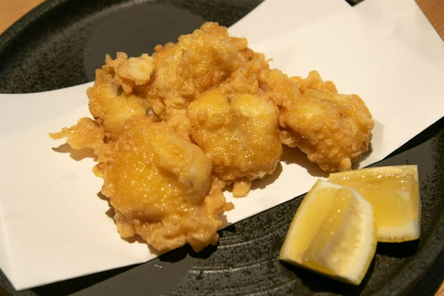 揚げたてサクサクで美味。ふわっと柔らかな『河豚の竜田揚げ』（写真左）