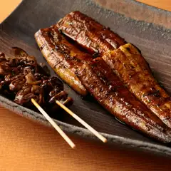 関西風の仕込みと焼き方、関東風のタレで仕上げた『鰻の蒲焼き』（写真右）