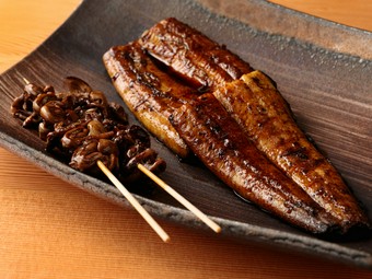 関西風の仕込みと焼き方、関東風のタレで仕上げた『鰻の蒲焼き』（写真右）