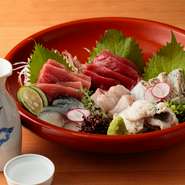 宮崎の魚を産地直送で仕入れ、見た目も豪華に盛り付けて提供。魚屋で10年修業を積んだ店主の、厳しい目利きと包丁捌きが冴えます。様々な魚が楽しめます。