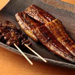 関西風の仕込みと焼き方、関東風のタレで仕上げた『鰻の蒲焼き』（写真右）
