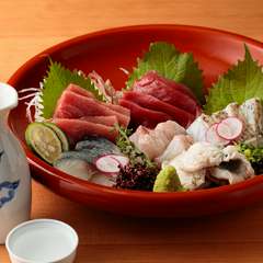 産地直送で新鮮そのもの。宮崎産の魚をふんだんに使った『刺身盛り合せ』