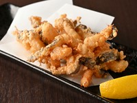 お刺身だけではなく唐揚げ・天ぷらもご用意！
身はプリプリとした食感で皮との間のゼラチン質も熱を加えると旨みが増し美味です。