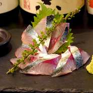 店長が惚れ込んでいる須崎漁港の天然サバ！
船上で神経抜きをしているので新鮮なまま、そして身がしっかりしています。
サバの刺身が食べられるのは都内でも多くありません。
不定期なのであったらラッキー。