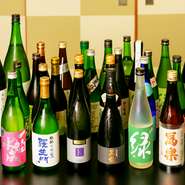 懐石料理には日本酒が良く合います。店には日本酒好きの店主が選りすぐった日本各地の銘酒がずらり。冷酒だけでも常時30～50種が用意され、料理のおいしさをさらに引き立ててくれます。