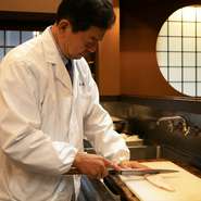 料理へのこだわりはもちろんのこと、日本ならではの風情をしっかり伝えていきたいと考える望月氏。料理を通した四季の表現、古い建物を丁寧に使うこと、スタッフの接客に至るまで、隅々まで目配りを欠かしません。