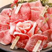 長年経験を積んだ職人が飛び抜けていい肉質と選定する「最とび」。「飛騨牛」の中でも、ランクを越えたおいしさを堪能することができます。一頭買いだからこそ、希少部位も勢揃い。盛り合せやコースがおすすめです。