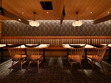 “屋根”をイメージした和の意匠。趣溢れる空間でゲストを歓迎