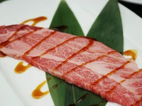 赤身と霜降りの絶妙なバランスで風味豊か！
自分へのご褒美にも、シェアハッピーにも
