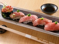 ・ユッケ軍艦
・トロにぎり
・炙りトロにぎり
・炙りにぎり
・赤身にぎり