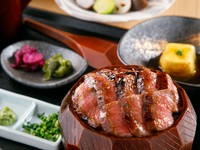 ・一品
・自家製豆冨
・サラダ
・特選飛騨牛ひつまぶし
・香の物
・味噌汁
・デザート