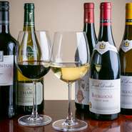 旨い料理は日本酒にもワインにも合うと、オーナーが自らの舌で『牛串』に合うワインを集めています。うれしいことに「気軽に飲める価格帯」も選択基準のひとつ。今日の料理に合うワインをていねいに教えてくれます。