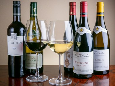 ワインのコレクションはオーナーが世界中から集めています