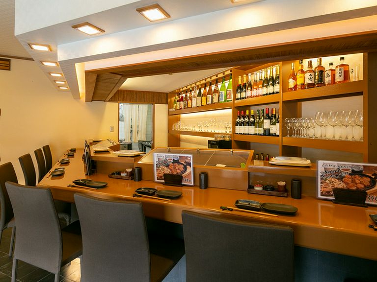 お一人さまも入りやすい広いカウンター席