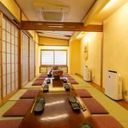 テーブルは自由に移動可能。2～4名のプチ宴会から20名くらいの歓送迎会まで気軽に使えます。

