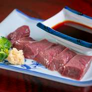 『牛串』はカットの仕方や焼き加減で味わいがガラリと変わります。そのため、素材は毎日ブロックで仕入れ、店でカット。塩加減や自家製タレの調合を吟味し、【串いち】ならではのおいしさを提供しています。