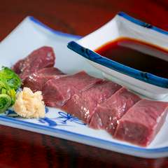 素材を使い分けて店でカットする『牛串』