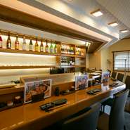 オープンカウンター席なので、ゲストと料理人との関係はごく近いものに。しかし、そこは節度ある距離感と礼節をもって接するのがポリシー。店長は料理修業とともに長年の接客業での経験を生かしています。