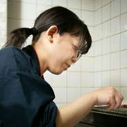 串ものは素材の違いや部位に応じて当然焼き加減は異なります。店長はゲストの食べ方やお酒の進み具合に合わせ、しかも接客しながら、多彩な素材を熟練の技で手際よく焼き上げていきます。