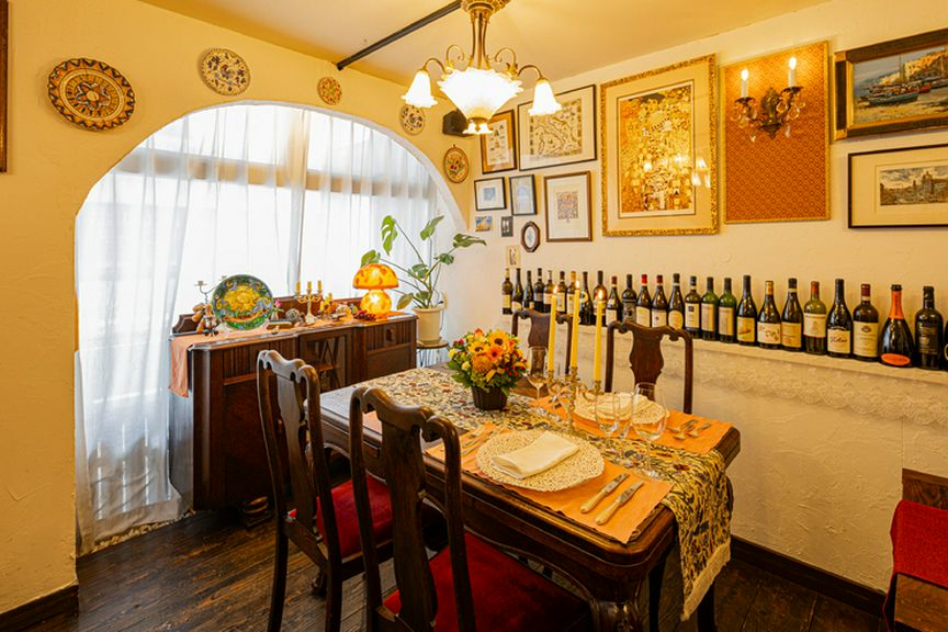 料理を味わいワインで乾杯しながら、優雅にデートを楽しむ