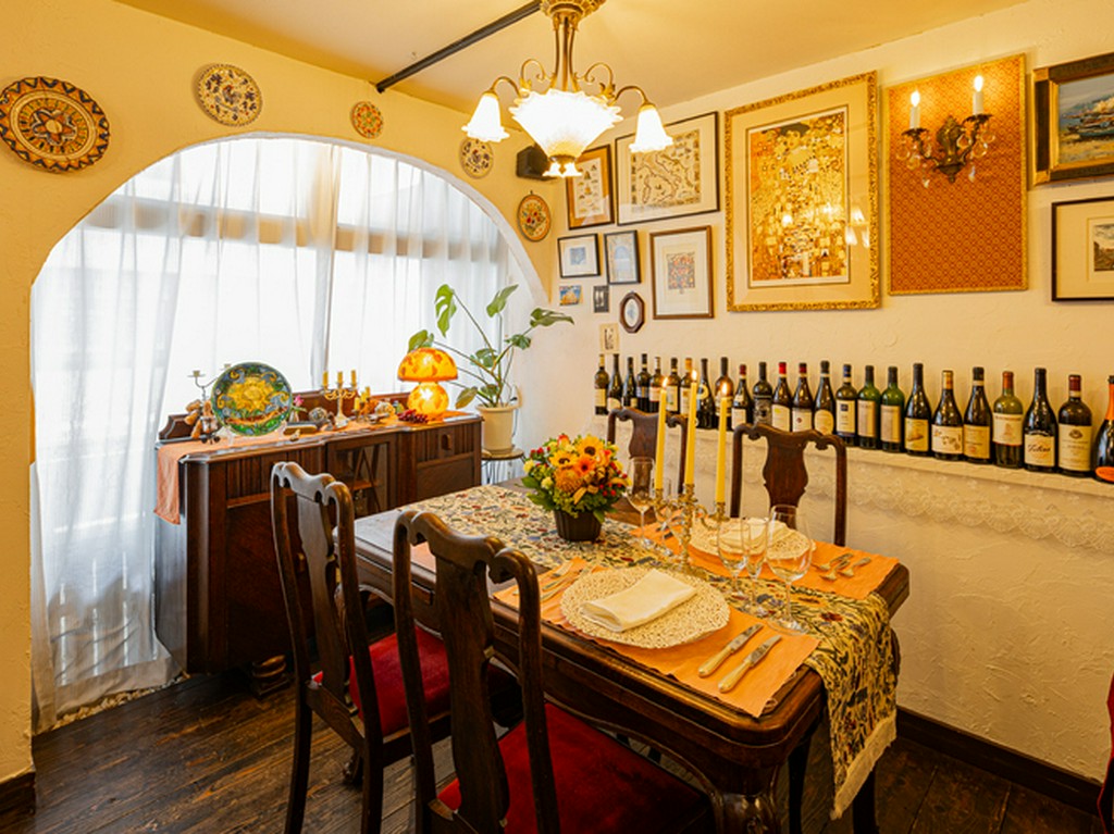 料理を味わいワインで乾杯しながら、優雅にデートを楽しむ