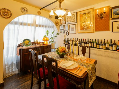 料理を味わいワインで乾杯しながら、優雅にデートを楽しむ