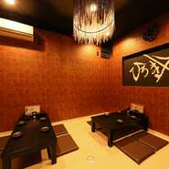 ゆったりと座れる座敷席は、お子様連れのファミリーや、小グループでの食事に人気です。完全個室として利用することもでき、最大10名まで収容可。仲間とワイワイ盛り上がりたい時に重宝します。