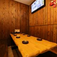 予算に合わせて内容を相談できる飲み放題付きコースがあり、酒宴を大いに盛り上げてくれます。また、座敷席は10名まで、半個室は8名までそれぞれ収容可能。テーブル席を使えば、最大18名までの宴会に利用できます。