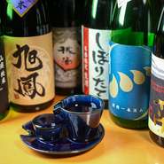 店内の黒板には、その時々のオススメの地酒が並びます。全国各地の日本酒が揃っており、日本酒好きにはたまらないラインナップ。お酒と相性の良い料理とともに、存分に堪能してみてはいかがでしょうか。