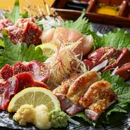 ハツやささみ、脂肝、赤鶏タタキなどの鳥刺しを一度に味わえる逸品。使用されているのは、朝引きの国産鶏。鮮度が良く、素材の甘みを感じられます。また、部位ごとの食感や味わいを食べ比べられるのも魅力です。