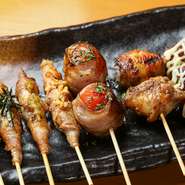 ヘルシーで臭みがなく、柔らかな肉質が特長の鹿児島県特産「茶美豚」を使った串焼き。旬の野菜を肉で巻いた『豚バラ巻き串』と、串に巻きつけた豚バラにトッピングをした『まきまき豚バラ串』の2種類があります。