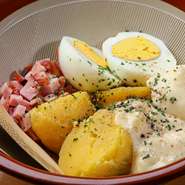 すり鉢に、具材とソースが盛られた一品。自分でジャガイモを潰して完成させるポテトサラダです。荒く潰してゴロゴロ感を楽しむもよし、滑らかになるまで混ぜ、クリーミーに仕上げるもよし。楽しみ方は自由自在です。