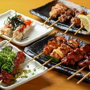 朝引きの新鮮な鶏を使った焼鳥。10時間煮込んだ甘めの自家製ダレ、または、厳選された岩塩でいただきます。きもやハツなど刺身でも食べられる部位は、ややレアの状態に焼き、柔らかな食感に仕上げているそう。
