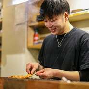 「アットホームな雰囲気になるよう、お客様との会話を大切にしています」と語る加瀬氏。一人で訪れた方には特に気を配り、積極的に話しかけるそうです。初めて会った客同士が仲良くなることもよくあるのだとか。