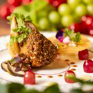 クラシカルなフレンチの伝統にのっとりながらも、今の時代を映した「五感で楽しめる至極の逸品」を、どうぞ肩肘張らずに気軽にお楽しみください。