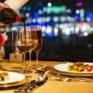 ホテルの最上階にある【展望レストラン　LAPUTA】。全席窓側に面していて、どの席に座っても美しい夜景を眺めることができます。色とりどりに輝く街の灯りを横目に、大切な人との時間を過ごしてみては。