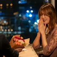 珠玉のお料理と夜景が彩る特別なディナーにふさわしい上質な内装の店内です。プロポーズのご相談等もお気軽にどうぞ。 