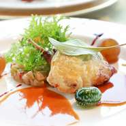 クラシカルなフレンチの伝統にのっとりながらも、今の時代を映した「五感で楽しめる至極の逸品」を、どうぞ肩肘張らずに気軽にお楽しみください。