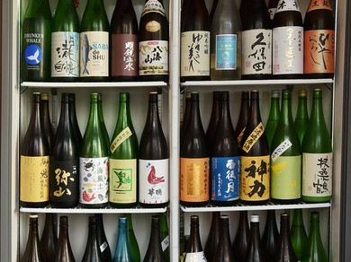 全国各地の酒を飲み比べ。“多様な美酒”に酔いしれる