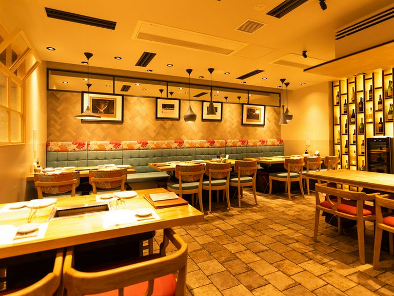 リラックスして食事を楽しめる北欧テイストの店内