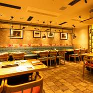 店内は北欧テイスト。落ち着いた空間にまとめられています。無煙ロースターを採用している点も嬉しいポイント。リラックスしつつ熟成和牛での焼肉を楽します。