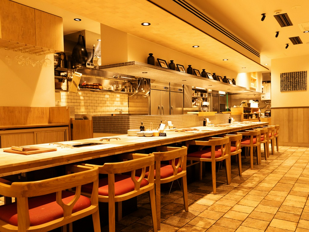 カットの臨場感をダイレクトに楽しめるオープンキッチン