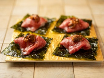 贅沢な競演『焼き雲丹と炙りサーロインの手巻きキンパ（黒毛和牛）』