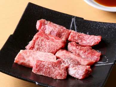 脂の美味しさがひと味違う、人気ナンバーワンメニュー『特選和牛（数量限定）特上カルビ』