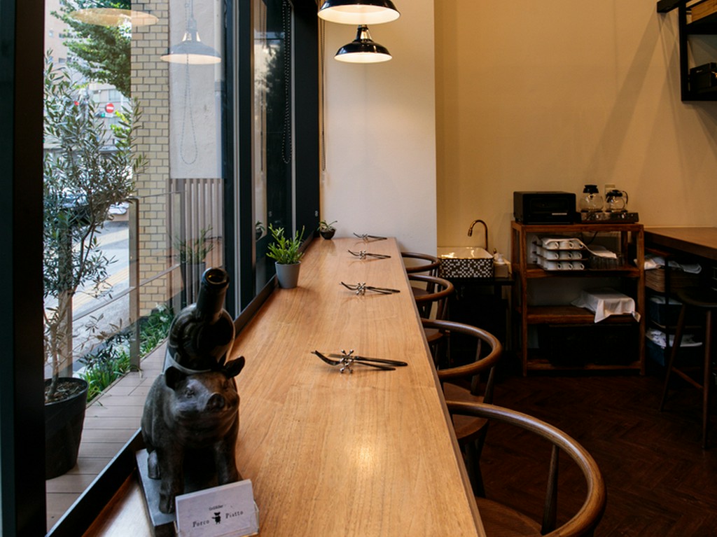 二人の時間を楽しめる、おしゃれな窓側のカウンター席