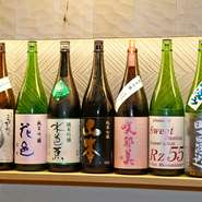 群馬県や能登半島を中心に、鮮魚に合わせて選りすぐられています。常備20種以上の日本酒リストがあり、群馬の地酒は特にオーダー必須。群馬県の象徴・ダルマの形をした愛らしいおちょこでいただきます。