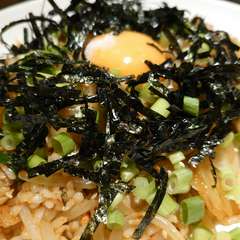 手間を惜しまず、2つの料理をおいしく組み合わせた『豚キムチチャーハン（黄身のせ）』