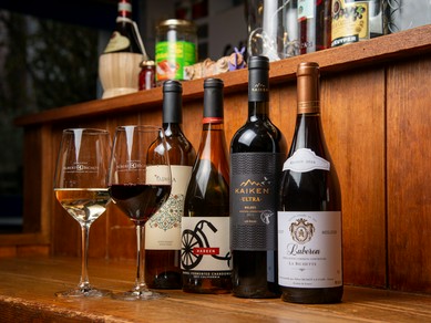 グラスワインでも楽しめる、世界各国から取り寄せられるワイン