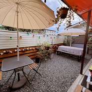 店舗奥にワンちゃん同席可能のテラス席！