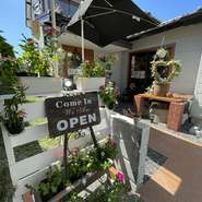 日本全国・海外からも訪れる人が絶えることがない太宰府天満宮より徒歩2分と好アクセス。参道からは少し裏手に入っているため、静かな雰囲気の中で格別なコーヒータイムを満喫。